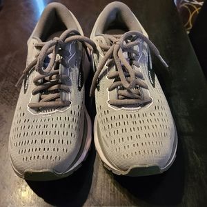 Brooks Ghost 13 tennis shoe